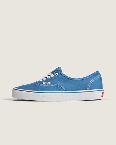 Nascido em Anaheim, Califórnia, em 1966, o Authentic é o estilo tradicional original da Vans. Originalmente conhecido como Vans #44 Deck Shoes, o Authentic se tornou um ícone cult imediato e incorpora nossa atitude “Off The Wall” desde então. Construído com um perfil simples com cadarço, o Tênis Authentic Navy é um clássico que mantém viva a vibe old skool. Com cabedal em lona resistente na cor azul, apresenta vira lateral de borracha na cor branca, ilhós de metal e o solado emborrachado em waffle exclusivo Vans.
