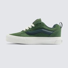 Com inspiração no estilo “volumoso” típico dos anos 90, o Knu Skool é a interpretação contemporânea do estilo clássico de uma década que representa o cenário do skate. Caracterizado por sua lingueta volumosa e Sidestripe Vans moldada em 3D, o Tênis Knu Skool Suede Green traz o acabamento marcado por cadarços oversized e robustos. Apresenta heeltab do skate tradicional com inscrição Vans em “Drop V” e “Off The Wall” aplicada no calcanhar, com etiqueta tecida “Vans Off The Wall” aplicada na lingueta. Com perfil marcante e detalhes em estilo dramático dos anos 90, esse tênis lendário brinca com o original Old Skool, reverenciando um ícone do passado com as tendências do presente.