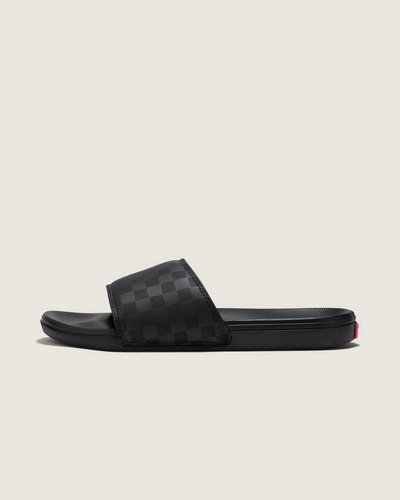Deslize no conforto com o Chinelo Slide-On Black Black. Com inspiração no solado vulcanizado dos clássicos Vans, o chinelo slide-on apresenta silhueta com uma tira larga em nobuck sintético preto com a icônica estampa em checkerboard da Vans. Com forro de borracha macia e tecido elástico, o modelo possui palmilhas UltraCush super macias que incluem suporte de arco embutido e as solas waffle UltraCush™ Lite injetadas com leveza, flexibilidade e durabilidade. Esse modelo vai te acompanhar na correria de um dia inteiro. O logo “Vans Off The Wall” é aplicado na heeltab do calcanhar.