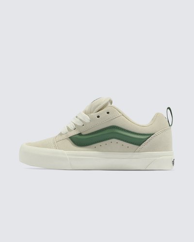 Um estilo “volumoso” típico dos anos 90 que foi inspirado no tênis de cano baixo da Vans. O Knu Skool é a interpretação contemporânea de um estilo clássico dos anos 90, caracterizado por sua lingueta volumosa e Sidestripe Vans moldada em 3D, com acabamento marcado por cadarços oversized e robustos. Com perfil marcante e detalhes em estilo dramático, o Tênis Knu Skool Vintage Suede White Multi brinca com o original Old Skool enquanto mescla um ícone do passado com as tendências do presente.