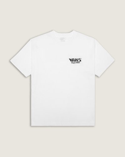 A Camiseta Manga Curta Bottom Heavy White traz construção em malha KNIT com toque encorpado e caimento reto. O modelo masculino explora a textura do algodão e acabamento limpo, oferecendo conforto e respirabilidade. Gola e costuras reforçadas garantem resistência, enquanto a estrutura leve mantém liberdade de movimento. Detalhes sutis e acabamento atemporal reforçam a presença discreta do design.