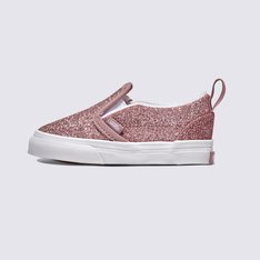 Skate infantil e ícone cultural

O sapato infantil Slip-On V reimagina o clássico da Vans para os pés mais pequenos. Com fechos laterais de velcro e um puxador no calcanhar para facilitar a colocação e retirada, é durável, confortável e simples de usar - perfeito para crianças que estão descobrindo seu próprio estilo.