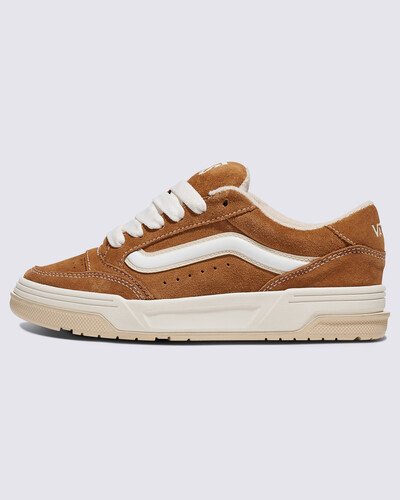 O Tênis Hylane Brown é um tênis inspirado no skate Y2K que reinterpreta a silhueta do Upland, lançado pela Vans em 1999. Passado e presente se cruzam nos detalhes de design elevados, como a faixa lateral brilhante em 3D e os logotipos bordados - enquanto a postura robusta e a língua de skate fofa proporcionam uma aparência retrô. Terminado com uma construção robusta da entressola e uma textura em V entrelaçada exclusiva, o Hylane transforma a estética com inspiração no Old Skool, em um item essencial do guarda-roupa atual.