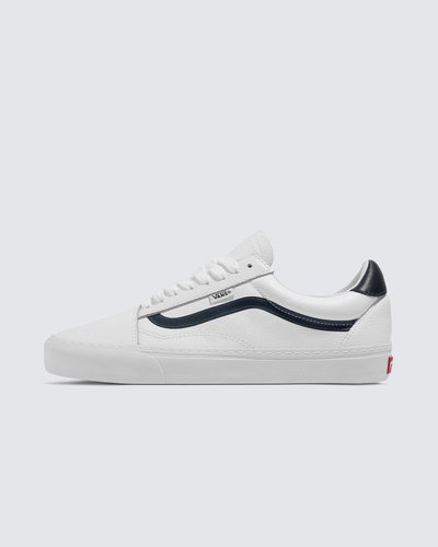 Uma interpretação elevada do icônico tênis com Sidestripe™. Com uma silhueta irreverente, o Tênis Old Skool Leather White Navy possui detalhes minimalistas que aumentam a durabilidade e reforçam o estilo clássico do icônico tênis de amarrar. Com cabedal em couro macio e uma construção de forro refinada, esta silhueta consagrada pelo tempo mantém viva a essência “Off The Wall” dentro e fora das pistas.
