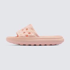 O Chinelo Slide-On Vr3Cush Light Pink traz a inspiração da sandália icônica estilo cloud. Com uma construção de peça única injetada na cor branca, o chinelo slide-on apresenta cabedal com um calcanhar moldado em forma de arco e nova tecnologia VR3Cush™ presente na construção da palmilha, proporcionando maior conforto e a sensação de andar nas nuvens. O estilo inconfundível da Vans combinado com o design consciente da sustentabilidade e um visual inspirado na herança “Off The Wall”, o chinelo slide-on em EVA vai proporcionar todo o conforto que você precisa para relaxar. Para ganhar o logotipo do globo VR3 Checkerboard, pelo menos 30% do produto deve ser feito de um ou uma combinação de materiais reciclados, renováveis e/ou regenerativos. Para saber mais sobre a Vans e sua jornada para materiais sustentáveis, acesse vans.com/sustentabilidade.
Características do produto: 
• Design: a construção injetada de peça única oferece um calcanhar moldado e forma de arco para o máximo conforto e suporte durante todo o dia; 
• Palmilha: a nova palmilha VR3Cush™ é feita com pelo menos 50% de espuma EVA de base biológica parcialmente derivada de plantas de acordo com o padrão de teste ASTM D6866-16.