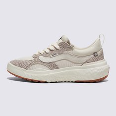 Uma maneira consciente de sustentabilidade e se preparar para o inesperado. Aqui, ali, em qualquer lugar. Combinando conforto e versatilidade, o Tênis Ultrarange Neo Vr3 Mte Python Vintage White te permite aproveitar os momentos inesperados do seu dia enquanto faz uma escolha consciente de sustentabilidade ao longo da sua viagem. O modelo possui o logotipo Vans Checkerboard Globe: este produto é feito de pelo menos 30% de um ou uma combinação de materiais reciclados, renováveis ??e/ou regenerativos, seguindo as diretrizes rígidas de design e materiais destinados a reduzir o impacto ambiental. Para saber mais sobre a Vans® e a sua jornada rumo a materiais sustentáveis, acesse vans.com.br/sustentabilidade.