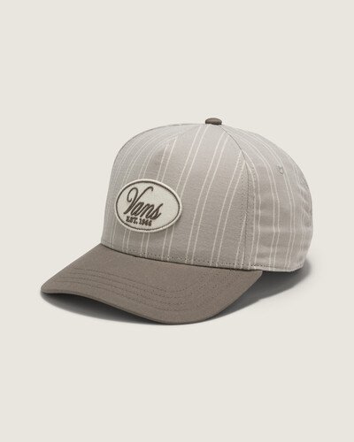 Um acessório marcante que além de te proteger carrega muita personalidade e transmite a cultura street style. Seu visual icônico carrega a identidade Vans na essência. O Boné Checkerboard Bungee Cord traz segurança e conforto para qualquer rotina. Presença forte na cultura do esporte e das ruas - características da tradição Vans - o boné de aba curva possui cinco painéis, com aplicação de patch bordado Vans® com detalhe oval, grafia vintage e inscrição “Est. 1966”, na parte frontal. De tamanho único e regulável no strapback, o modelo é de fácil ajuste.