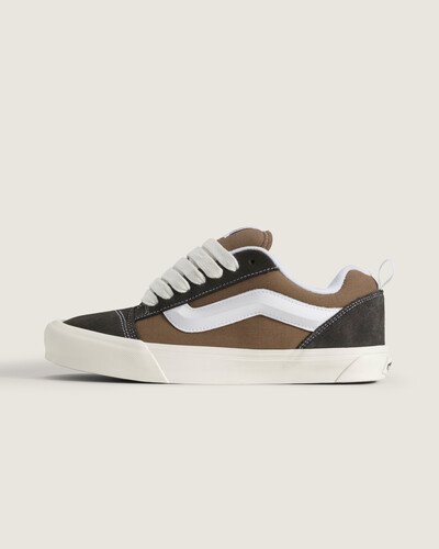 O Tênis Knu Skool Color Blocking Brown é uma interpretação moderna de um estilo clássico dos anos 90, definido por sua língua bufante e SideStripe™ em 3D, finalizada com cadarços robustos. Com perfil e detalhes de estilo marcantes, o Knu Skool se inspira no Old Skool original, combinando um ícone do passado com as tendências atuais.