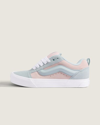 O Tênis Knu Skool Color Theory Rust Bronze traz o legado autêntico da VANS com construção vulcanizada e cabedal em couro combinado a detalhes em tecido listrado. Solado em borracha proporciona tração e durabilidade, enquanto o colarinho acolchoado oferece conforto e suporte. Design pensado para flexibilidade e resistência, com acabamento que valoriza expressão e atitude descontraída, mantendo os elementos técnicos e construtivos que marcaram a história da VANS.