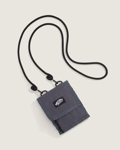 Bolsa Pochete Asphalt apresenta constru��o em nylon com revestimento, toque leve e acabamento resistente. Capacidade compacta com v�rios bolsos externos e compartimentos internos com fechamento por aba e velcro, al�m de bolso frontal com z�per para acesso r�pido. Al�a de cord�o remov�vel e regul�vel permite uso como pochete ou bolsa de pesco�o. Design funcional com organiza��o e conforto, assinatura Vans