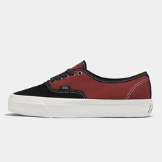 <p>Os Style 44 foram entusiasticamente adotados pelos skaters nos anos 70, que notaram a lendária durabilidade de sua icônica sola estampada. Graças à sua espessura única, a sola durava mais tempo, e o design padronizado proporcionava aderência para um controle superior sobre a tábua.</p>