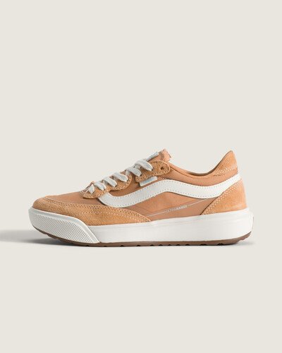 A família UltraRange nasceu como resposta da VANS à necessidade de um tênis versátil para longas jornadas. O modelo Tênis Ultrarange Se 20 Burnt Butterscotch combina acabamento em couro com sobreposições em camurça e construção cold cement, entregando conforto e leveza. Sola de borracha com padrão de tração amplia a aderência, enquanto o bico redondo, a sidestripe discreta e o acolchoamento no tornozelo oferecem suporte e flexibilidade.