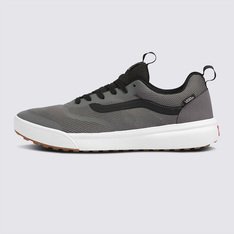 Uma nova adição à família Vans, o UltraRange Rapidweld foi a solução para a necessidade de nossos atletas de alto nível por um tênis versátil que proporcionasse conforto em longas viagens ao redor do mundo. Apresentando um composto de entressola UltraCush atualizado, que oferece o máximo em conforto e amortecimento, além de uma confecção de encaixe em forma de meia LuxLiner com partes internas sem costura para reduzir peso, atrito e pontos quentes, o Tênis Ultrarange Rapidweld Pewter True White apresenta uma estética limpa que o levará aonde quiser. Feito com cabedais de camurça sintética e tecido respirável, possui solado durável de borracha co-moldada e minitratorada para reduzir a cola e melhorar o acabamento.