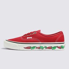 Conhecido originalmente como Style #44 desde o seu lançamento em 1966 na Califórnia, a Vans apresenta o novo tênis da coleção: o Authentic 44 Dx Hot N Sweet Chili Pepper Marshmallow. Ele homenageia a Anaheim Factory, a primeira fábrica da Vans. Exaltando toda a atitude “Off The Wall”, o Authentic representa o espírito de rebeldia cultural e criatividade. O modelo é considerado um dos mais tradicionais da Vans, trazendo silhueta original em tecido canvas de algodão do tipo lona. Na cor vermelha, apresenta costuras duplas em branco que contrastam com o cabedal. Construído com perfil simples de amarração em cadarços, esse clássico carrega toda autenticidade de Vans com cabedal resistente, ilhós em metal e vira lateral de borracha com aplicação divertida e irreverente de pimentas vermelhas no design, para complementar o visual. A original flag é aplicada na lateral do tênis e a nova heeltab emborrachada Vans “Off The Wall”, no calcanhar. Traz solado de borracha vulcanizada em formato Waffle, com função antiderrapante, proporcionando maior aderência a cada passo. Carregue atitude no seu visual ao calçar o seu clássico Vans.Aproveite a Vans Black Friday e adquira já seu novo produto Off The Wall