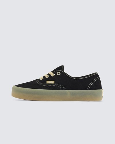 Nascido em Anaheim, Califórnia, em 1966, o Authentic é o estilo original que é tradição da Vans. Originalmente conhecido como Vans #44 Deck Shoes, o Authentic tornou-se um ícone popular imediato e incorporou a atitude “Off The Wall” desde então. Confeccionado com cano baixo simples e fechamento com cadarço, o Tênis Authentic Crepe Phantom é um clássico que mantém a vibe tradicional em alta, com cabedal resistente de lona nas cores da estação, ilhós de metal e as solas de borracha em waffle exclusivas.