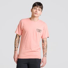 Fundada na Califórnia em 1966, a Vans está envolvida com a cultura de rua, artes, música e ligada ao skate e à evolução do esporte, sem perder a essência. Dos clássicos aos modernos, a Vans possui uma enorme variedade de modelos de tênis, roupas e acessórios, sempre mantendo o estilo "Off The Wall". A Camiseta Full Patch Back SS Lobster Bisque Black possui estampas com o icônico patch do skate Vans, com inscrição "since 1966” aplicado na altura do peito, no lado esquerdo. Nas costas, traz a mesma estampa, em tamanho maior em silk à base d’água. Com gola canelada, apresenta etiqueta Vans aplicada na lateral da peça. Conforto, estilo e atitude dentro e fora das pistas. Combine com todos os seus clássicos.
