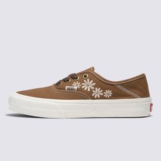 O estilo inconfundível Vans aliado com proteção combinam com todas as aventuras. “Off The Wall” é passar de geração em geração o exemplo sustentável com responsabilidade para os amantes de esportes de ação. O Tênis Authentic Sf Painted Floral Brown Bronw recria o tênis de cadarço inspirado no surf com um design sustentável. Com cabedais feitos de lona de algodão orgânico, sola que utiliza borracha natural regenerativa e palmilha com espuma de base biológica para um conforto que potencializa o seu bem-estar, a clássica silhueta de cano baixo com calcanhar dobrável compõe um mix de detalhes modernos e vintage. Para poder estampar o logotipo VR3 Checkerboard Globe, pelo menos 30% do produto deve ser feito de materiais reciclados ou por uma combinação de materiais reciclados, renováveis e/ou regenerativos.