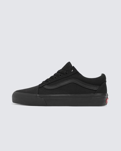 Em 1977, o tênis Old Skool, originalmente nomeado de Vans #36 foi lançado sendo o primeiro a conter a icônica sidestripe na lateral. O que começou como um rabisco de Paul Van Doren, originalmente chamado de “Jazz Stripe”, se tornou um dos ícones da marca Vans. O Tênis Old Skool Black Black é um tênis de cano baixo com cadarço que possui cabedal de lona têxtil e camurça resistente preto, sidestripe em couro preto e viras laterais borracha na cor preta com biqueiras reforçadas para suportar o desgaste por repetição, cano acolchoado para dar suporte e flexibilidade e a clássica sola de borracha waffle vulcanizada exclusiva Vans.
