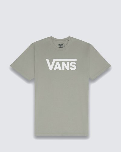 Fundada na Califórnia em 1966, a Vans está envolvida com a cultura de rua, artes, música e ligada ao skate e à evolução do esporte, sem perder a essência. Dos clássicos aos modernos, a Vans possui uma enorme variedade de modelos de tênis, roupas e acessórios, sempre mantendo o estilo "Off The Wall". A Camiseta Vans Classic SS London Fog de manga curta, possui estampa frontal com assinatura Vans em "Drop V", centralizada na altura do peito, em silk à base d’água. Traz etiqueta tecida Vans aplicada na manga, gola redonda e costura reforçada nos ombros.