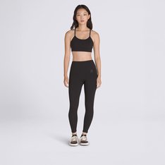 Para a prática de esportes, caminhadas ou viagens - a parceira ideal para todas as aventuras. Confeccionada em malha interlock de poliéster com elastano, a Calça Mte Crosspath Legging SS Black proporciona uma sensação de vestir uma segunda pele, sem apertar demais. Projetada para facilitar o movimento, a legging é elegante e possui uma silhueta modeladora com cintura alta, cós de suporte suave e bolsos estrategicamente posicionados nas laterais para guardar seus itens essenciais.