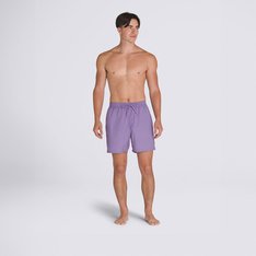Conforto e estilo são aliados que carregam a essência Vans em todas as peças clássicas. A Boardshort Purple Haze é confeccionada em algodão e poliamida com forro de malha, proporcionando maior conforto durante o uso. Com silhueta relaxed, o modelo traz bolso lateral estilo faca, elástico no cós e cordão para ajuste frontal falso, com loop para prender chaves no cós traseiro direito. Uma peça tradicional Vans que agrega o estilo “Off The Wall”, compondo um visual totalmente despojado. O modelo tem caimento solto, permitindo a mobilidade e a secagem mais rápida fora da água. Com aplicação de etiqueta tecida Vans na perna esquerda. Para curtir e descansar.
