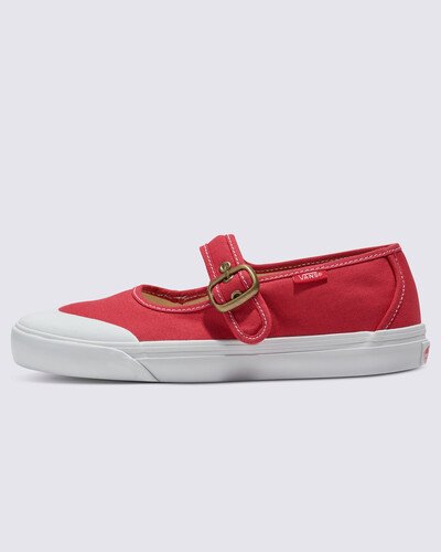 Incorporando nostalgia retrô e uma interpretação lúdica da feminilidade, a Vans Mary Jane revitaliza essa silhueta atemporal e a eleva a um novo nível. Combinando uma fivela simples e uma tira com uma capa de borracha para os dedos, costura contrastante e nossa icônica sola de borracha tipo waffle, a Mary Jane oferece a mistura perfeita de casualidade e elegância, ideal para... bem, praticamente qualquer coisa.