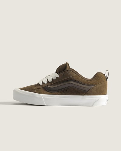Um ícone inchado dos anos 90, reimaginado

Nascidos em 1998, os Knu Suede Skool dão um toque ousado ao icónico Old Skool da Vans. Com atacadores grandes, língua bufante e gola macia, ele deu vida às vibrações do skate dos anos 90, ao mesmo tempo que se manteve firme na construção inferior da sola waffle vulcanizada e exclusiva da Vans. Seu design exagerado na parte superior o tornou um destaque na cultura do skate. Após o seu lançamento inicial, o Knu Skool foi relançado no início dos anos 2000 e novamente em 2023, sempre combinando o seu estilo nostálgico com conforto moderno para atrair as novas gerações de entusiastas de ténis.
