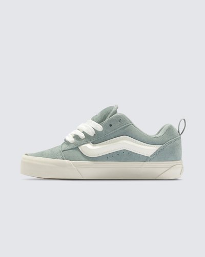 Com inspiração no estilo “volumoso” típico dos anos 90, o Knu Skool é a interpretação contemporânea do estilo clássico de uma década que representa o cenário do skate. Caracterizado por sua lingueta volumosa e Sidestripe Vans moldada em 3D, o Tênis Knu Skool Pig Suede Puritan Gray traz o acabamento marcado por cadarços oversized e robustos. Apresenta heeltab do skate tradicional com inscrição Vans em “Drop V” e “Off The Wall” aplicada no calcanhar, com etiqueta tecida “Vans Off The Wall” aplicada na lingueta. Com perfil marcante e detalhes em estilo dramático dos anos 90, esse tênis lendário brinca com o original Old Skool, reverenciando um ícone do passado com as tendências do presente.