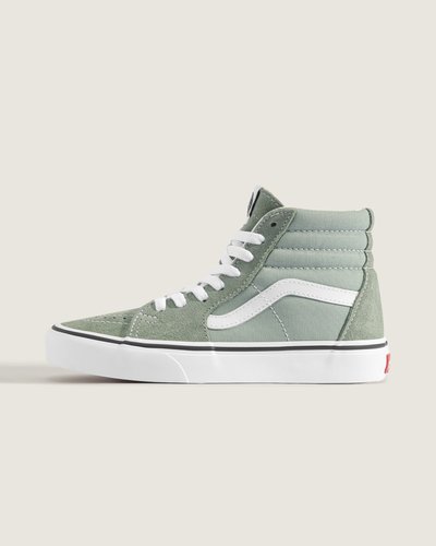 O tênis de cano alto original do skate, o Sk8-Hi, é um clássico em qualquer palco. O Sk8-Hi foi um divisor de águas, sendo o primeiro tênis de skate de cano alto a entrar em cena. Com cano acolchoado para suporte do tornozelo e biqueiras reforçadas, o Tênis Sk8-Hi Gray Olive continua sendo um estilo incomparável. O Sk8-Hi foi o segundo modelo a apresentar o Vans Sidestripe, e seu design arrojado permanece icônico desde então.