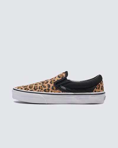 O Slip-On que define tendências desde 1979. O clássico Slip-On, com sua abordagem “Sem cadarços, sem problemas”, foi apresentado ao mundo pela primeira vez em 1979. Desde então, tornou-se um ícone da cultura pop, conhecido por seu conforto e versatilidade de se adaptar ao estilo de cada um. Apresentando uma estampa animal print de leopardo duradoura combinada com uma tela preta, o Tênis Slip-On Animalier Black é uma silhueta atemporal, ideal para qualquer ocasião.