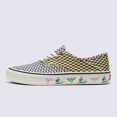 Esta coleção Vans Mami Wata é inspirada na longa história da África de eventos culturais originais e importantes que uniram pessoas de todo o mundo, desde o “Rumble in the Jungle” do Zaire em 1974 e o “Festac'77” da Nigéria até o “Felebration” anual em Lagos. Esta nova coleção que vai da cabeça aos pés leva as imagens icônicas, ousadas e gráficas desses eventos e adiciona um toque moderno da Vans, vinculando-se às nossas estampas tradicionais em checkerboard. Ao utilizar detalhes tão ousados em contraste com um micro checkerboard, esta coleção presta homenagem ao passado, ao mesmo tempo em que dá um aceno vibrante às gerações futuras que apóiam a cultura africana do surf.          

O Mami Wata Authentic VR3 SF combina design sustentável com nosso tênis de cadarço atemporal e baseado em surfe para criar um estilo de calcanhar dobrável confortável e atualizado. Com cabedal feito de lona de algodão 50% orgânico, maior conforto com nossa palmilha VR3Cush™ de espuma de base biológica e um novo solado VR3Waffle™ que usa borracha natural cultivada de forma regenerativa, esta silhueta clássica de cano baixo combina detalhes modernos e vintage.

Nossa equipe estabeleceu metas de sustentabilidade ambiciosas. Grandes ou pequenos, todos os nossos esforços se somam a mudanças positivas. Para poder estampar o logotipo VR3 Checkerboard Globe, pelo menos 30% do produto deve ser feito de materiais reciclados, renováveis e/ou regenerativos.

CARACTERÍSTICAS DO PRODUTO 
• MATERIAL DO CABEDAL: Confeccionado em lona de algodão 50% orgânico.
• PALMILHA: A nova palmilha VR3Cush™ é produzida com pelo menos 25% de espuma EVA de base biológica parcialmente derivada de plantas, de acordo com o padrão de teste ASTM D6866-16.
• SOLA: Toda a borracha usada para produzir a sola VR3Waffle™ (60% do composto) é uma borracha natural cultivada de forma regenerativa, proveniente de fazendas que utilizam práticas agrícolas destinadas a promover a biodiversidade, melhorar os ciclos da água, melhorar a saúde do solo e/ou sequestrar carbono. Este novo composto de borracha foi desenvolvido e projetado para manter a aderência e durabilidade que fazem parte da história da Vans desde 1966.

Para saber mais sobre a Vans e sua jornada de materiais sustentáveis, acesse vans.com.br/sustentabilidade.Aproveite a Black Friday Vans e adquira já seu novo produto Off The Wall