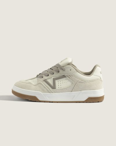 O Tênis Upland Summer Basics White Gray traz o legado icônico da VANS em um modelo que une construção clássica e conforto cotidiano. Cabedal em leather com painéis em camurça e perfurações laterais adiciona textura enquanto a montagem cold cement entrega acabamento limpo e resistência. Fechamento por cadarço proporciona ajuste seguro, palmilha forrada garante sensação acolchoada, bico redondo e design inspirado no retro completam a proposta do Upland.
