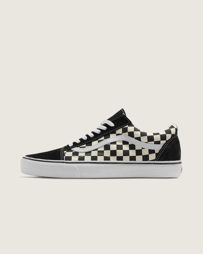 Em 1977, o tênis Old Skool, originalmente nomeado de Vans #36 foi lançado sendo o primeiro a conter a icônica sidestripe na lateral. O que começou como um rabisco de Paul Van Doren, originalmente chamado de “Jazz Stripe”, se tornou um dos ícones da marca Vans. O Tênis Old Skool Primary Checkerboard Black White é um tênis de cano baixo com cadarço que possui cabedal de lona têxtil e camurça resistente na cor preta com estampa lendária em checkerboard em preto e branco, sidestripe em couro branco e viras laterais de borracha na cor branca com biqueiras reforçadas para suportar o desgaste por repetição, cano acolchoado para dar suporte e flexibilidade e a clássica sola de borracha waffle vulcanizada exclusiva Vans.