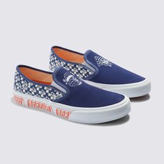 Combinando a silhueta do icônico slip-on com a construção do Vans Surf SF para criar um estilo atualizado e confortável, o Dj Javier Slip-On SF conta com cabedais desconstruídos em tecido com arte exclusiva. Este tênis fácil de usar também possui palmilhas soltas UltraCush Lite para maior amortecimento, tira sobreposta única, leve e flexível, detalhes laterais em elástico e solado emborrachado durável com o padrão em waffle característico da Vans. É finalizado com calcanhares dobráveis para maior versatilidade. • Estilo tradicional atualizado com a construção do Vans Surf SF • Cabedais desconstruídos em tecido com detalhes laterais em elástico e calcanhares dobráveis • Palmilhas removíveis UltraCush Lite para maior conforto e amortecimento • Tira de borracha única leve e ultraflexível • Solado emborrachado durável com o padrão em waffle característico da Vans • Tintas e colas à base de água