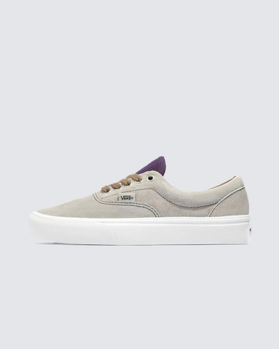 O tênis Vans Era foi o primeiro modelo projetado para skatistas e pensado por skatistas. Introduzido em 1976 e originalmente chamado Vans #95, o Vans Era tornou-se popular pelos lendários Z-Boys e continua sendo o tênis de escolha para skatistas, surfistas e pessoas criativas em todo o mundo.