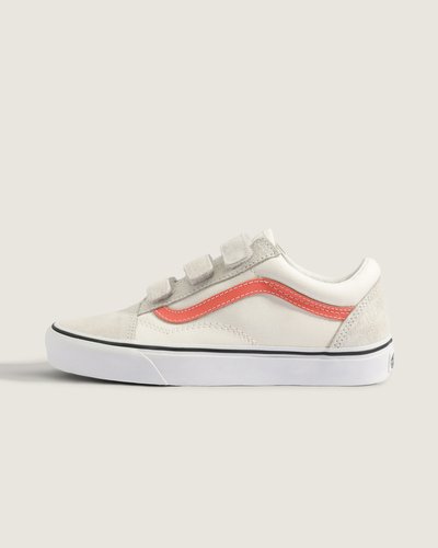 O Tênis Old Skool V Marshmallow Diva Pink traz o legado da VANS: em 1977 o Old Skool foi lançado como o primeiro a apresentar a icônica sidestripe. Este modelo combina construção em LEATHER VULCANIZED com painéis em camurça, fechamento por três tiras de velcro para ajuste prático e sola vulcanizada com visual autêntico. Cabedal acolchoado proporciona conforto e suporte mantendo a atitude descontraída e icônica da marca