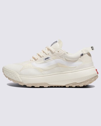 “You are Made for the Elements”. Estes são os seus Vans. O Tênis Crosspath Mte Marshmallow possui inspiração na família UltraRange, criando a mistura perfeita de estilo e funcionalidade para aventuras urbanas e ao ar livre. Extremamente versátil e infundido com conforto, o tênis apresenta uma silhueta de cano baixo repelente à água. Apresenta uma entressola de EVA de base biológica projetada para amortecimento máximo emparelhado com uma sola All-Trac atualizada projetada para melhorar a tração em qualquer terreno. Pronta para tudo - ela oferece o equilíbrio perfeito entre amortecimento e suporte, não importa onde a trilha te leve. Com o logotipo Vans Checkerboard Globe, este produto é feito de pelo menos 30% de um ou uma combinação de materiais reciclados, renováveis e/ou regenerativos.Para saber mais sobre a Vans e sua jornada em direção a materiais sustentáveis, acesse www.vans.com.br/sustentabilidade.