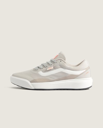 A UltraRange entrou para a família VANS como resposta à demanda por um tênis versátil que oferecesse conforto em longas jornadas, reforçando o legado da marca. O Tênis Ultrarange Rw 2.0 Mte Lx Vintage Incense apresenta cabedal em material sintético, entressola acolchoada e construção que privilegia suporte e flexibilidade. A tecnologia MTE (Made for the Elements) adiciona isolamento e tração aprimorada. Solado de borracha antiderrapante e fechamento em cadarço garantem ajuste seguro.