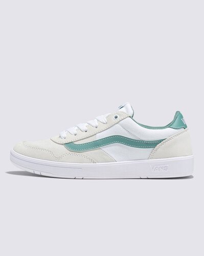 O visual tradicional das origens Vans com um plus de conforto! A sensação de andar sobre as nuvens é possível com o Tênis Cruze Too Comfycush Multi Block Light Gray Multi. A silhueta clássica da Vans que você já conhece agora conta com tecnologia exclusiva de conforto elevado Comfycush e uma sola com construção co-moldada de espuma e borracha, aliando conforto e aderência no calce. O novo cabedal de camurça em verde, branco e cinza possui estabilização da lingueta e traz suporte adicional ao arco. De cano baixo com amarração por cadarços, o modelo possui colarinho acolchoado e sidestripe original Vans contrastante. Traz assinatura com o logotipo tradicional Vans “Drop V” na sola, parte traseira e na heeltab em tecido aplicada na língua. Irreverente, o tênis Vans é um clássico para te acompanhar em todos os destinos.