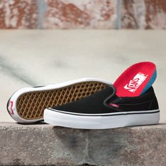 O tênis Vans Slip-On Pro, inspirado no clássico cano baixo da marca para criar um estilo slip-on atualizado e confortável, possui cabedal de lona e camurça, palmilha moldada ULTRACUSH HD com respirabilidade atualizada e a original sola Waffle de borracha da marca.. Produto poderá ser enviado com nova palmillha POPCUSH.