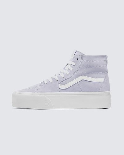 O Tênis Sk8-Hi Tapered Stackform Butter Leather Essential Halogen Blue Atualiza A Silhueta De Cano Alto Desconstruída Com Uma Visão Ainda Mais Robusta Da Estética Da Plataforma, Com Perfil Mais Alto. Construído Com Uma Lateral De 34 Mm, O Tênis Com Plataforma Eleva Um Dos Favoritos Lendários A Outro Patamar Quando Decide Incrementar Um Novo Estilo “Off The Wall” Ao Visual. Com Cabedal Tradicional De Camurça E Lona, O Modelo Apresenta Uma Silhueta Mais Esbelta E Ajustada Do Que O Tradicional Sk8-Hi. Com Amarração Em Cadarços, Traz A Icônica Sidestripe Em Tom Contrastante E Solado De Borracha Waffle Exclusivas. 
Características Do Produto: 
• O Lendário Tênis De Cano Alto Da Vans Redesenhado Com Uma Silhueta Mais Esbelta;
• Modelo Atualizado Com Uma Plataforma Com 34 Mm De Altura;
• Cabedal De Camurça E Lona Desconstruído;
• Fechamento Com Cadarço;
• Sola De Borracha Waffle Exclusiva Vans.