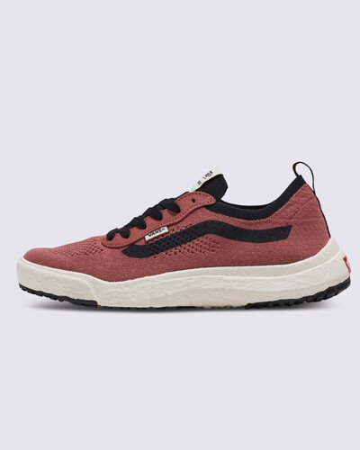 Conheça o UltraRange VR3, um favorito inspirado em aventuras que foi repensado, reengenheirado e reconstruído com sustentabilidade em mente. Isso inclui uma construção leve, uma entressola moldada, uma sola de borracha e um cabedal respirável. O UltraRange VR3 é a manifestação de uma ideia: que não é para onde estamos indo, mas sim como chegamos lá