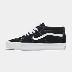 No início dos anos 90, em busca de mais liberdade e flexibilidade, os skatistas começaram a usar tesouras domésticas para cortar os canos dos tênis, mais próximos dos tornozelos. O icônico Tênis Sk8-Mid Vault Og Lx Black White foi apresentado como uma resposta direta às necessidades em constante evolução dos skatistas, tornando-se um clássico. O modelo traz de volta o ponto retrô da toebox, um colarinho de linha única e a lendária Sidestripe™ mais fina, com uma parede lateral com brilho mais alto.