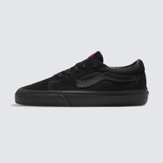 O Sk8-Low, uma versão do lendário tênis de cano alto da Vans, é produzido com uma variedade de cores clássicas, trazendo a estética Sk8-Hi® em um tênis de cano baixo. Com cabedal durável de lona e camurça resistentes, o Tênis Sk8-Low Black Black possui a contraparte mais alta. O tênis com sidestripe lendária com fecho em cadarços também inclui biqueiras reforçadas, colarinhos acolchoados de suporte e sola de borracha waffle exclusiva Vans.