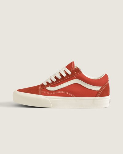 <p>Em 1977 o Tênis Old Skool Color Theory Tomato foi lançado como o primeiro tênis a trazer a icônica sidestripe, um rabisco de Paul Van Doren que virou marca registrada da VANS. O modelo Tênis Old Skool Color Theory Tomato Blackout combina couro com construção vulcanizada e acabamento Woven que adiciona textura. A estrutura oferece conforto acolchoado, suporte estável e sola vulcanizada flexível, mantendo a atitude descontraída e atemporal da marca.</p>