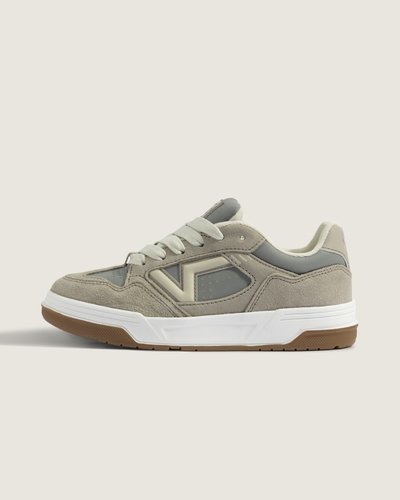 O Tênis Upland Summer Basics Gray Gray traz o legado icônico da VANS em um modelo que une construção clássica e conforto cotidiano. Cabedal em leather com painéis em camurça e perfurações laterais adiciona textura enquanto a montagem cold cement entrega acabamento limpo e resistência. Fechamento por cadarço proporciona ajuste seguro, palmilha forrada garante sensação acolchoada, bico redondo e design inspirado no retro completam a proposta do Upland.