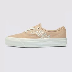 Nascido em Anaheim, Califórnia, em 1966, o Authentic é o estilo tradicional original da Vans. Originalmente conhecido como Vans #44 Deck Shoes, o Authentic se tornou um ícone cult imediato e incorpora nossa atitude “Off The Wall” desde então. Construído com um perfil simples com cadarço, o Tênis Authentic Sf Groovy Floral Peach é um clássico que mantém viva a vibe old skool. Com cabedal em lona resistente na cor rosa com detalhe floral bordado nas laterais, apresenta vira lateral de borracha na cor branca, ilhós de metal e o solado emborrachado em waffle exclusivo Vans.