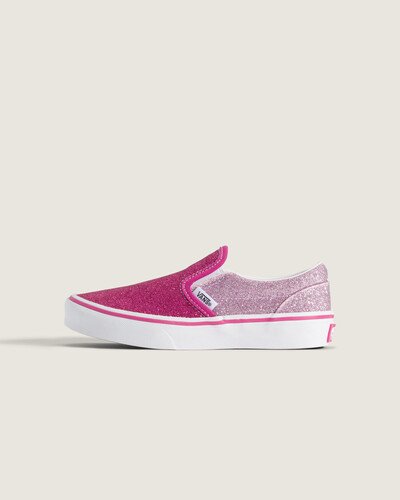 Sem cadarços. Sempre icônico. O Slip-On original do skate, mais icônico do que nunca. Desde seu lançamento em 1979, o Slip-On personifica o espírito casual e criativo do sul da Califórnia. O que começou como um item básico e descontraído do skate se tornou um ícone da cultura pop - um símbolo global de rebeldia e auto expressão. Com detalhes em glitter, o Tênis Slip-On Kids Glitter Rasp Raspberry Rose Infantil é um item essencial para o dia a dia com o verdadeiro estilo “Off The Wall”. O modelo é atemporal e possui cabedal em lona, colarinhos acolchoados de suporte, detalhes elásticos nas laterais e sola de borracha waffle exclusiva Vans.