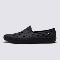 Apresentando o primeiro Slip-On lavável que pode ser usado em qualquer lugar e qualquer ocasião

Chinelos não são para todos, mas nem sempre dá certo usar sapatos na praia, e é por isso que demos as boas-vindas ao Slip-On TRK na família Vans. Basta surfar, lavar e calçar de novo. 

Levando a silhueta Classic Slip-On a um patamar totalmente novo, o Slip-On TRK combina todo o DNA Vans que você conhece e ama com uma construção injetada de peça única durável, orifícios de drenagem em checkerboard desconstruídos para respirabilidade e uma sola waffle reversa oversized para tração incrível em qualquer situação. Projetado para ser leve e totalmente lavável, o Slip-On TRK é fácil de embalar para sua próxima aventura, para que você possa calçar e não tirar mais do pé. . . 

• TRAÇÃO DE DESTAQUE - Tração reforçada para qualquer situação, graças à sola waffle reversa oversized.
• RESPIRÁVEL E LAVÁVEL - Os orifícios de drenagem garantem que tudo o que entra saia imediatamente.
• DESIGN DE PEÇA ÚNICA, SÓLIDO E DURÁVEL - A construção injetada de peça única torna o Slip-On TRK dobrável e compacto, além de durável.Aproveite a Black Friday Vans e adquira já seu novo produto Off The Wall