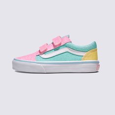 Ícone SideStripe™ para crianças ativas

O sapato Little Kids Old Skool V Glitter traz o icônico Sidestripe™ da Vans e o design atemporal para pés em crescimento. Construído para durabilidade e conforto, possui fechos fáceis de velcro para acompanhar crianças ativas. Um clássico reinventado, esta silhueta de cano baixo é perfeita para brincadeiras, escola e todas as aventuras intermediárias.